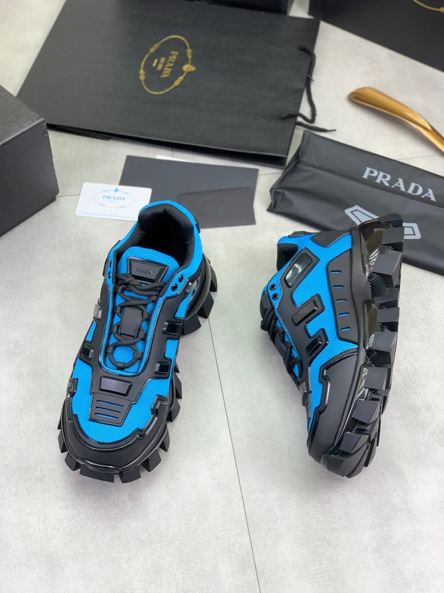 Men's Men's Shoes P660 New Top Version PRADA Prada Dark Punk Martin Rock Tank Mecha Hardcore Fighting Shoes ☑️ A century-old brand, the unique hardcore design has entered the public eye. The tank element is used as the sole design, subverting conventions, breaking the monotony, brightening the overall shape, eye-catching, and achieving a meaningless appearance. With its hard-core styling and metal accessories full of design, it unleashes an unruly punk spirit, interprets a unique and iconic style, and demonstrates the leadership level of its pioneer originator in the field of thick-soled shoes. It is the nirvana darling of major fashion weeks. 📣📣The ultra-light foam outsole solves the problem of bulkiness and is suitable for those who know the difference. ✅Fabric: Original splicing design and production ✅Inner: Original lining➕Cow leather insole. ✅Original foam combination outsole with 8cm heel height and super light weight. ✅Code number: Female 35-39 (40 is customized and non-refundable) Male 39-45 (46 and 47 are customized and non-refundable) Full package at the counter